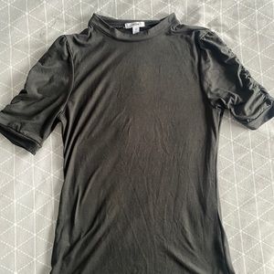 🌺 5/$30 🌺 Puff sleeve mock neck t-shirt soft and stretchy